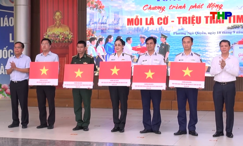 Phường Ng&ocirc; Quyền: Trao tặng 18 ngh&igrave;n l&aacute; cờ Tổ quốc tới bi&ecirc;n cương, hải đảo