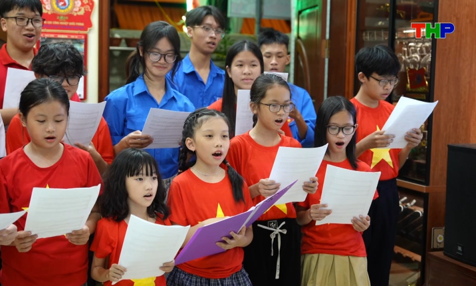Lăng k&iacute;nh tuổi hoa: Sắc m&agrave;u tuổi trẻ