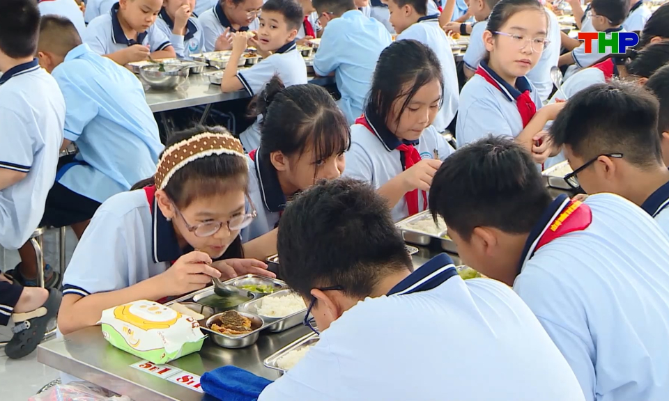 Bảo đảm an to&agrave;n bữa ăn b&aacute;n tr&uacute;