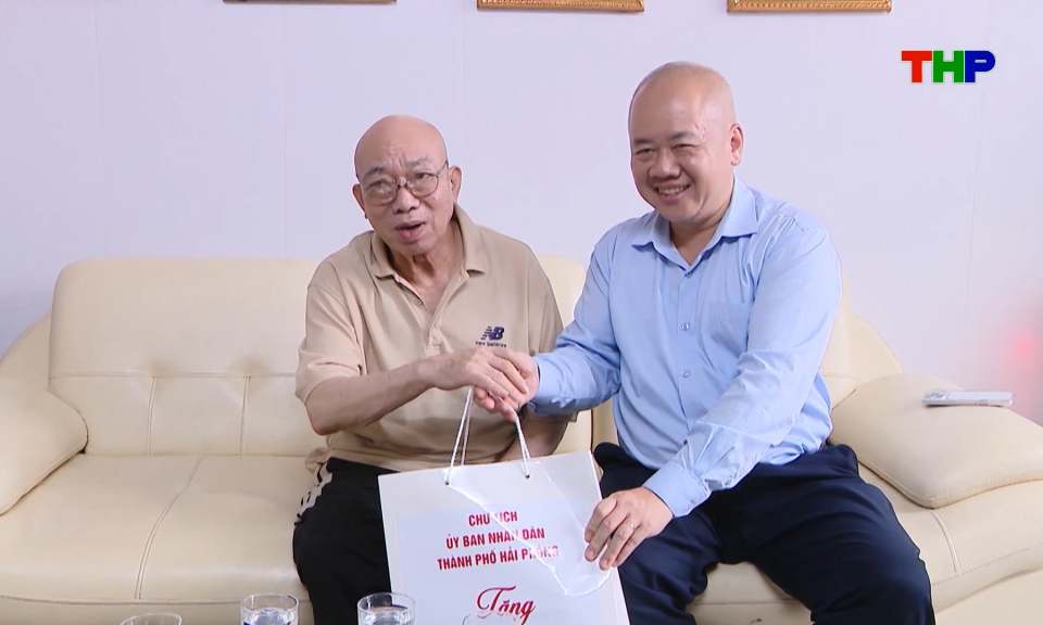 Chủ tịch UBND th&agrave;nh phố thăm, tặng qu&agrave; nghệ sĩ ti&ecirc;u biểu 