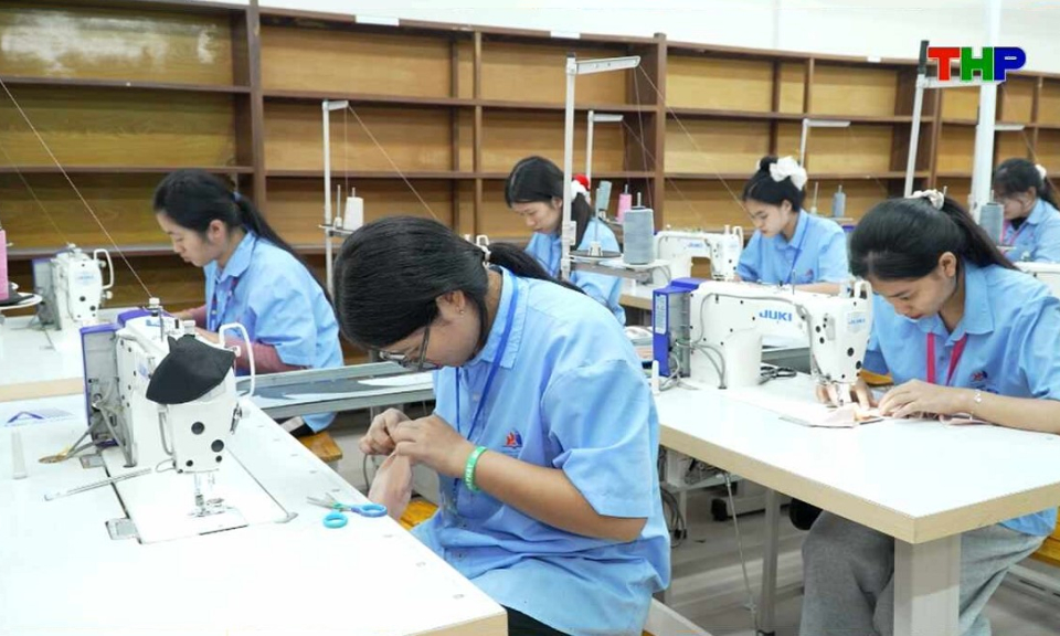Con đường lựa chọn: Nghề may trước l&agrave;n s&oacute;ng c&ocirc;ng nghệ