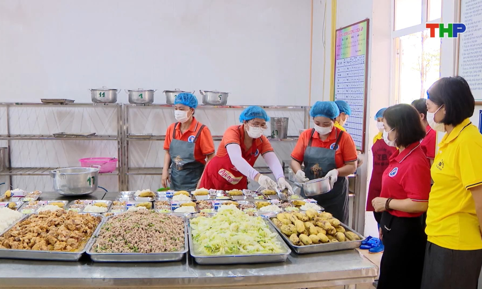 N&acirc;ng cao chất lượng bữa ăn b&aacute;n tr&uacute;