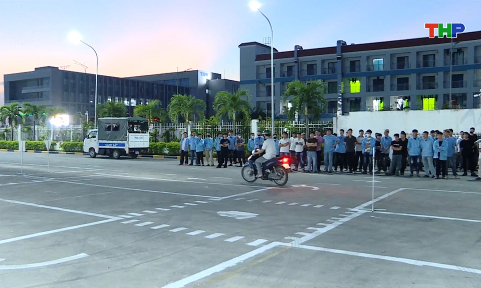 Phổ biến ph&aacute;p luật về an to&agrave;n giao th&ocirc;ng cho người lao động