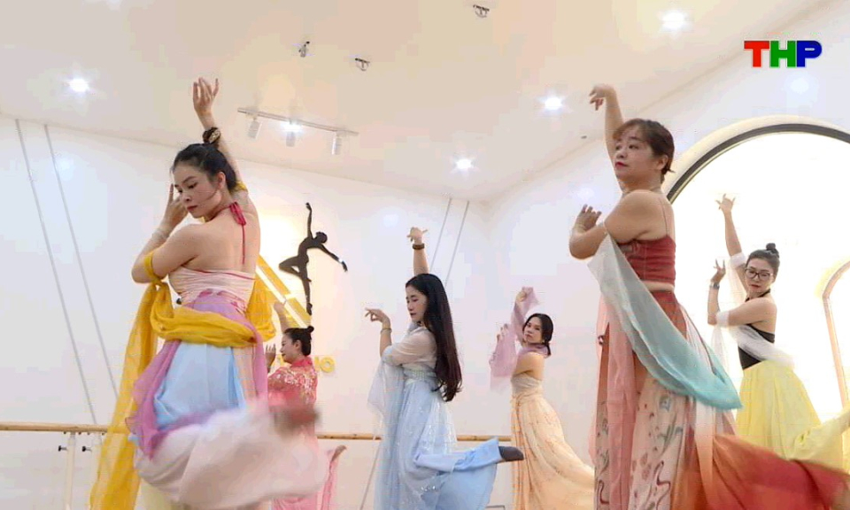 Chạm Hải Ph&ograve;ng: Quyến rũ m&uacute;a cổ trang