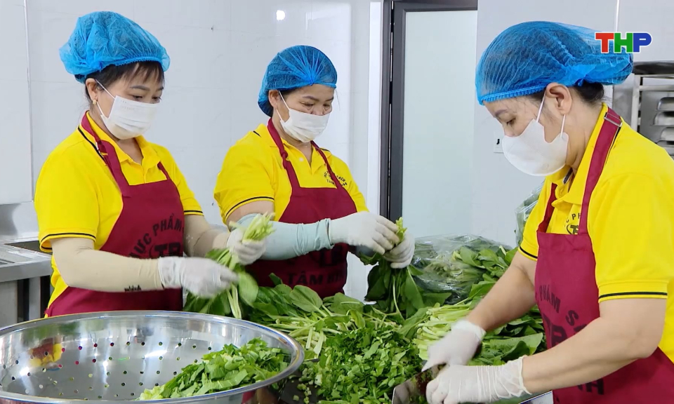 Siết chặt kiểm so&aacute;t, bảo đảm an to&agrave;n bữa ăn b&aacute;n tr&uacute;