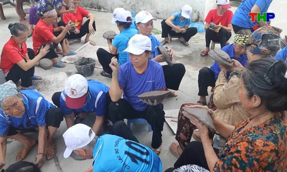 Chạm Hải Ph&ograve;ng: Hơn 90 tuổi vẫn gieo ph&aacute;o đất
