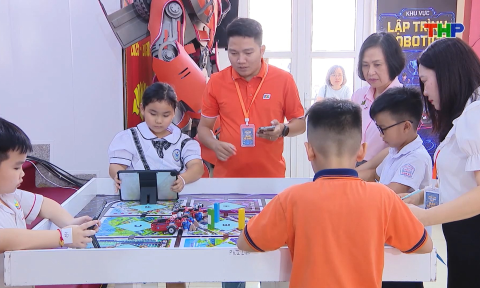 Th&uacute;c đẩy ứng dụng khoa học c&ocirc;ng nghệ trong trường học