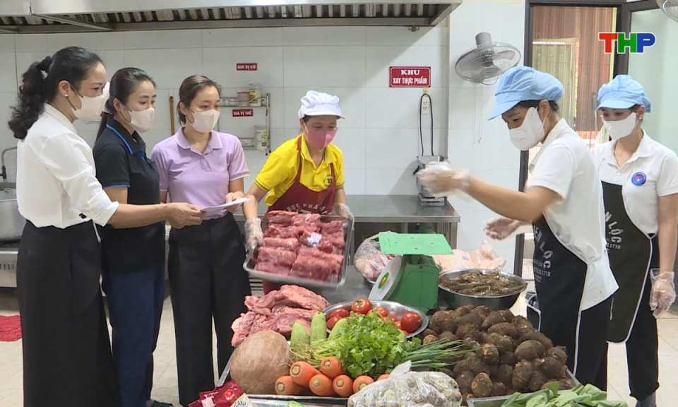 Ch&iacute;nh s&aacute;ch ph&aacute;p luật: Kiểm so&aacute;t an to&agrave;n vệ sinh thực phẩm tại bữa ăn b&aacute;n tr&uacute; 