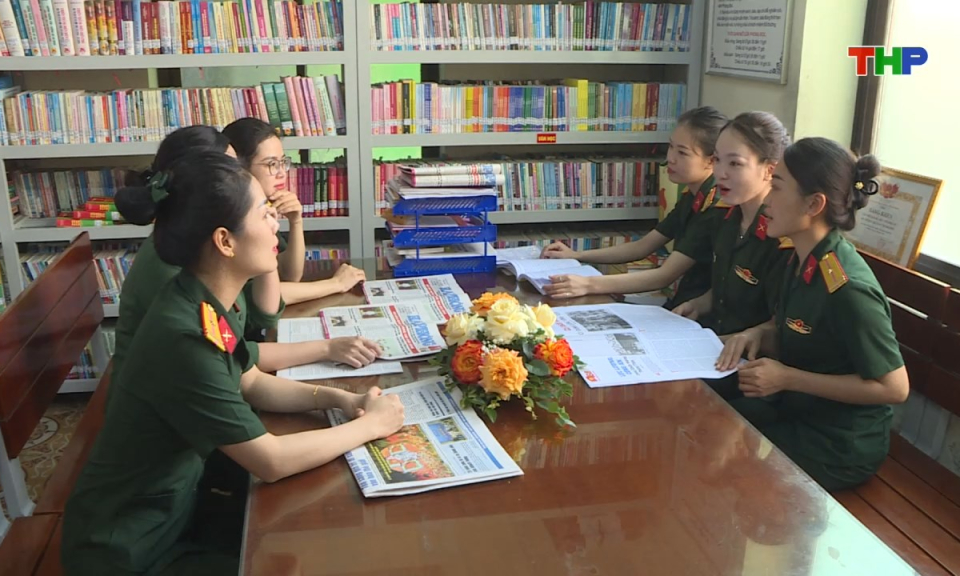 Quốc ph&ograve;ng địa phương: Những b&oacute;ng hồng trong m&agrave;u &aacute;o l&iacute;nh