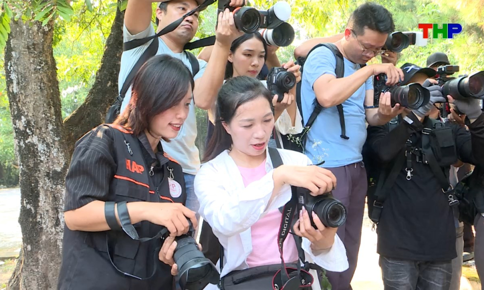 Diễn đ&agrave;n văn học nghệ thuật: "Ống k&iacute;nh mềm" của đất Cảng