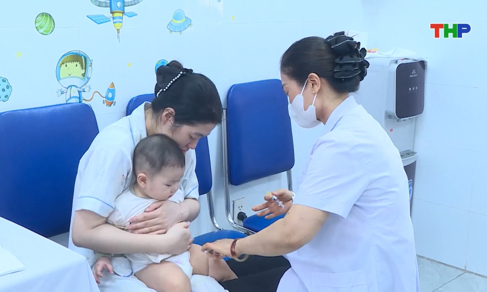 Ti&ecirc;m vắc-xin uốn v&aacute;n - bạch hầu giảm liều cho trẻ từ 7 tuổi trở l&ecirc;n